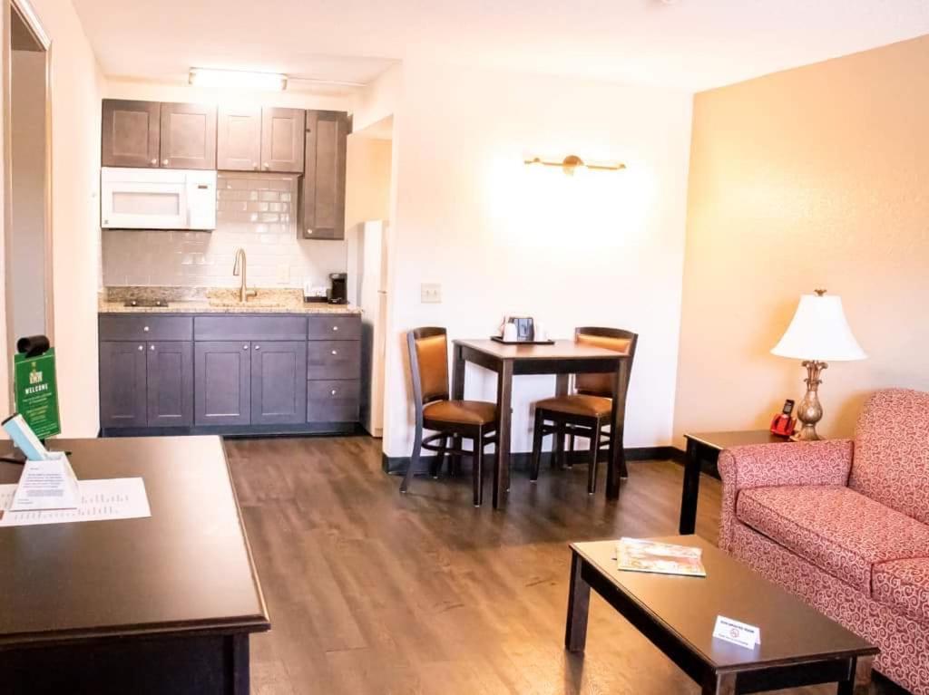 Econo Lodge Видалия Екстериор снимка