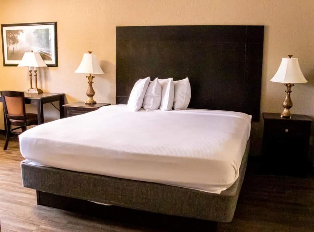 Econo Lodge Видалия Екстериор снимка