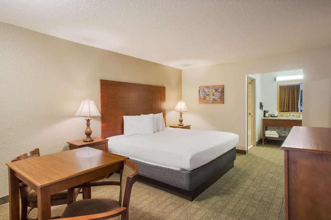 Econo Lodge Видалия Екстериор снимка