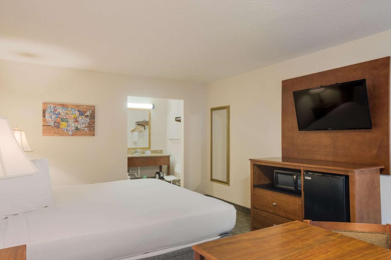 Econo Lodge Видалия Екстериор снимка