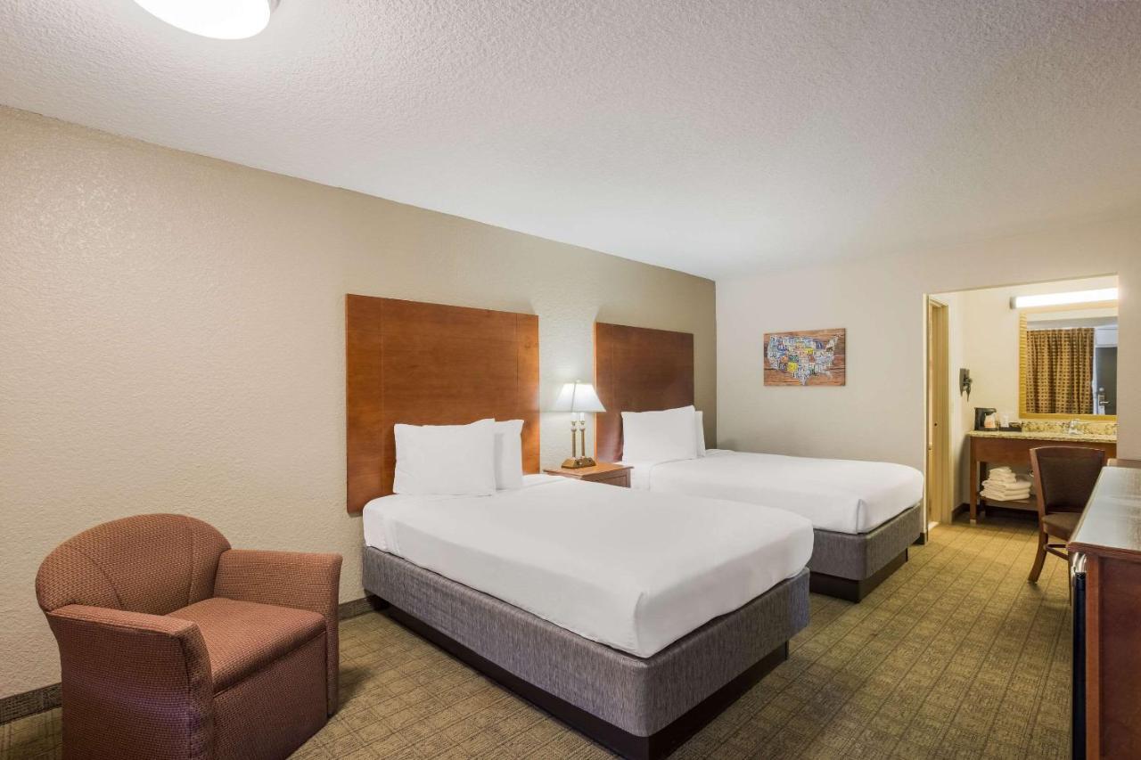 Econo Lodge Видалия Екстериор снимка