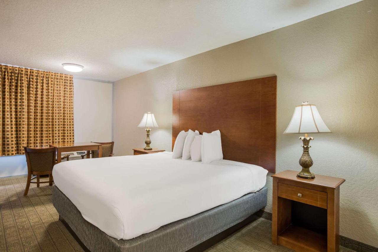 Econo Lodge Видалия Екстериор снимка