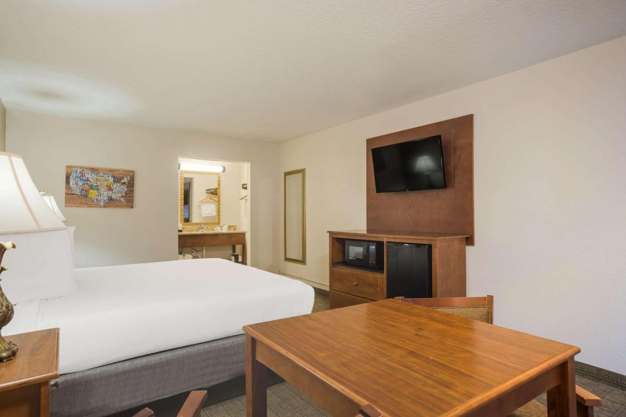 Econo Lodge Видалия Екстериор снимка